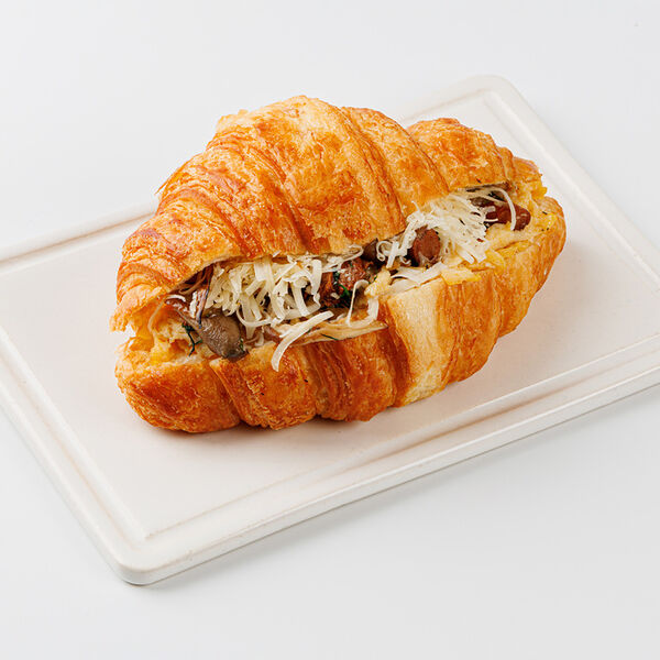 Круассан со скрэмблом, грибами и сливочным соусом 160 г