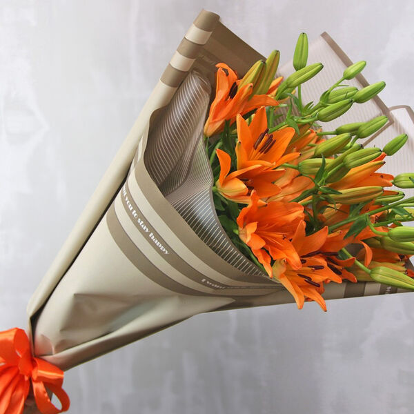 Букет из 7 лилий азиатских в стильной упаковке