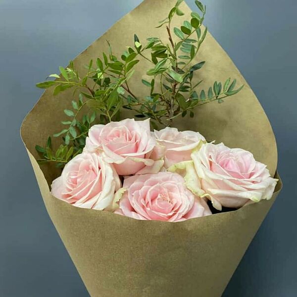 Букет роз в крафте