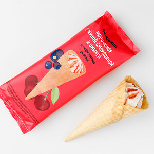 Мороженое с черной смородиной и вишней в вафельном рожке