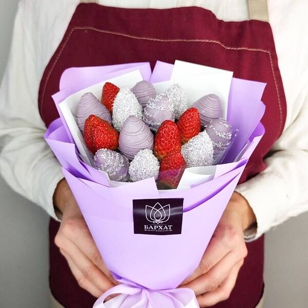 Букет из клубники в шоколаде, клубничный букет Лиловая фантазия