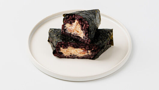 Онигири с черным рисом и семгой холодного копчения 100г