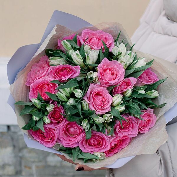 Букет из 15 розовых роз 35-40 см (Россия) и 10 белых альстромерий
