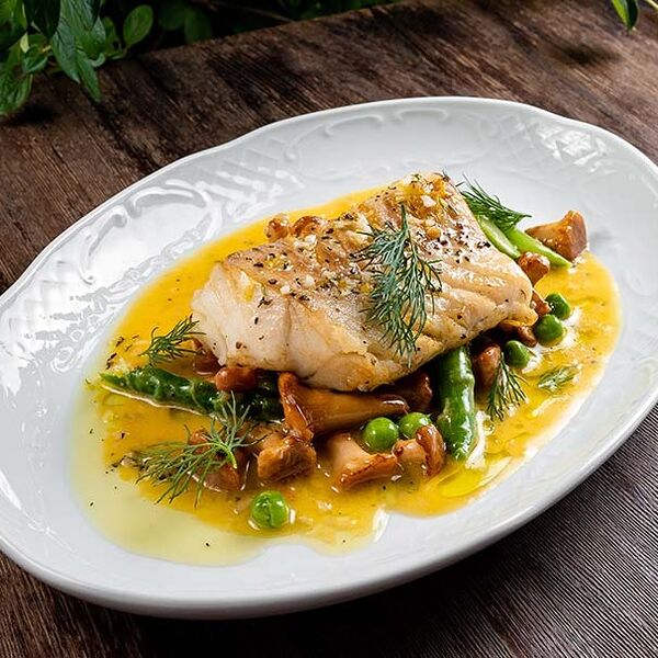 Спинка трески с лисичками, спаржей и молодым горошком