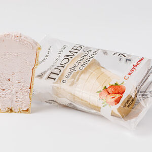 Мороженое ВкусВилл пломбир с клубникой в вафельном стаканчике, 70г