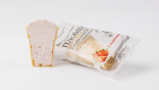 Мороженое ВкусВилл пломбир с клубникой в вафельном стаканчике, 70г