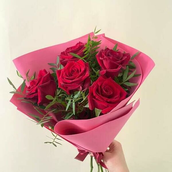 Букет из 5 роз с зеленью