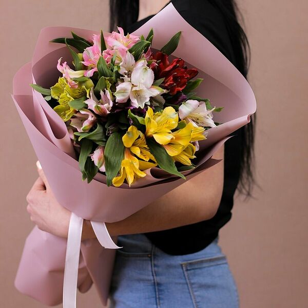 Букет из 7 веток альстомерии