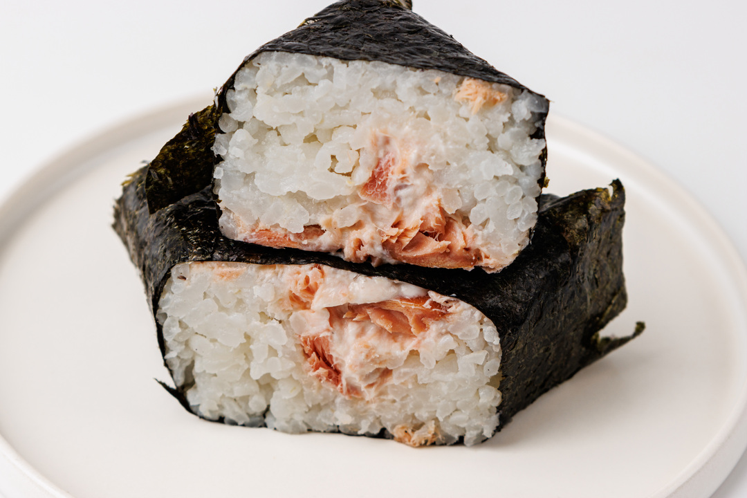 

Онигири с кетой холодного копчения в сливочном соусе 100г