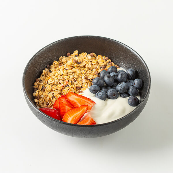 Гранола с голубикой, клубникой и йогуртом