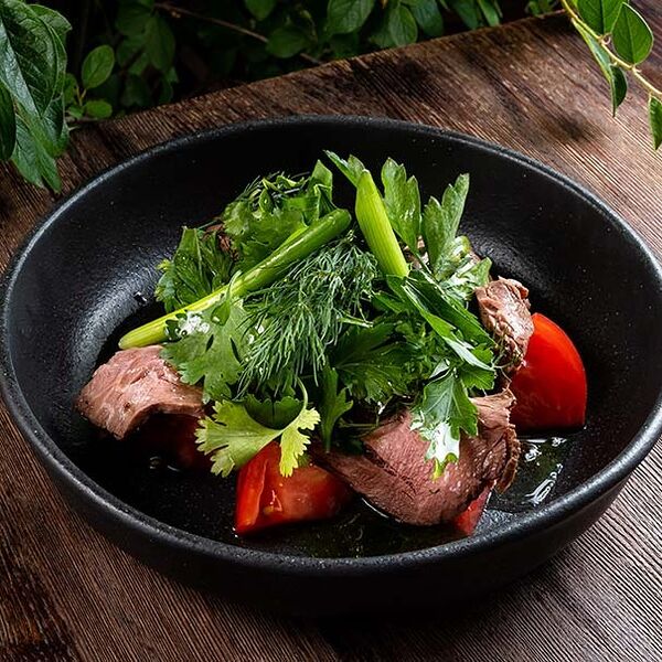 Ростбиф с деревенской зеленью и свежими томатами