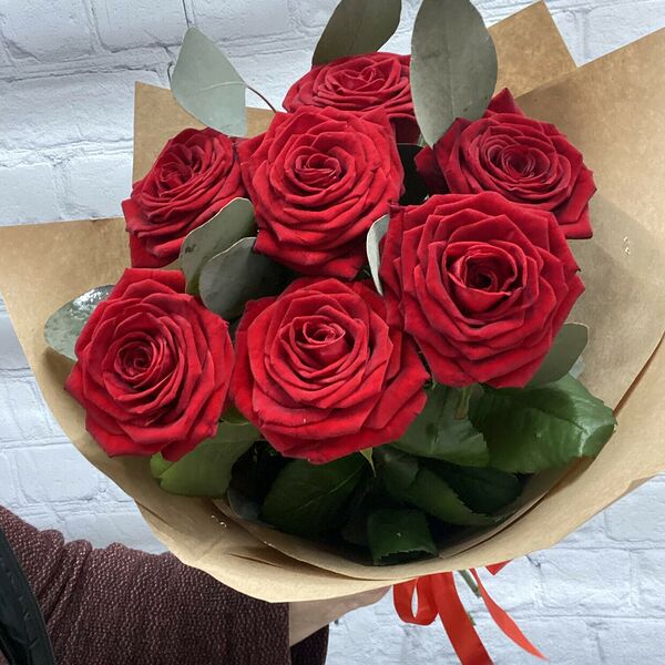 Букет роз с эвкалиптом