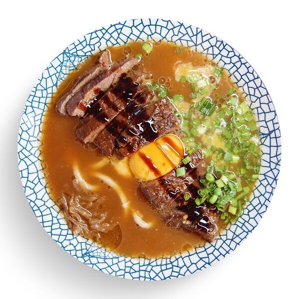 Лапша удон со стейком мачете, желтком и бальзамиком