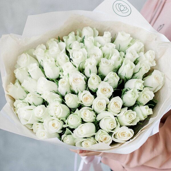 Букет из 61 белой розы 40 см (Кения) в белой пленке