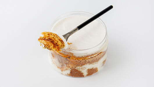 Медовый бисквит с йогуртовым кремом и соленой карамелью, кафе, 150г