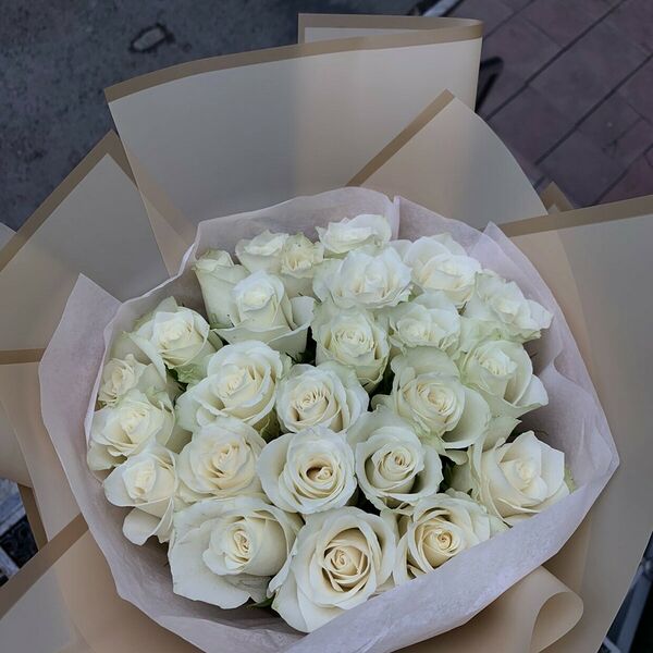 25 белых роз