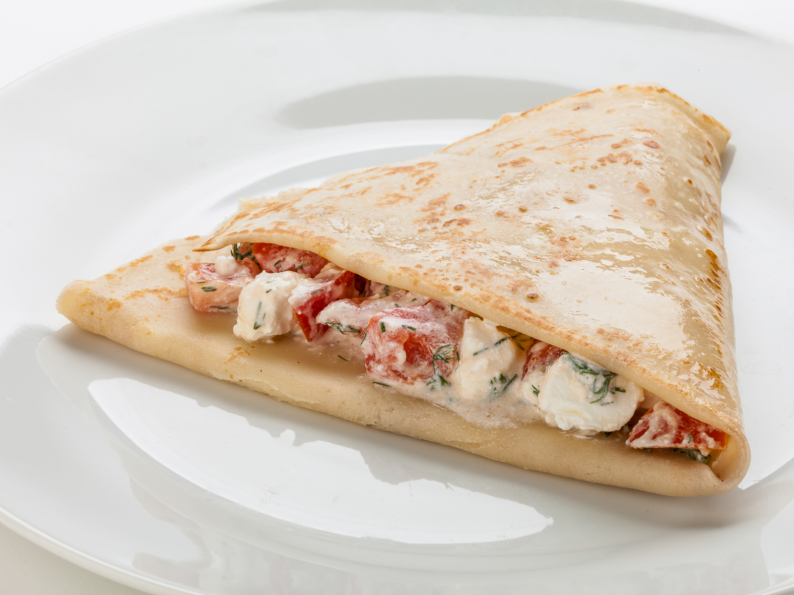 Блин с брынзой, помидорами и чесноком