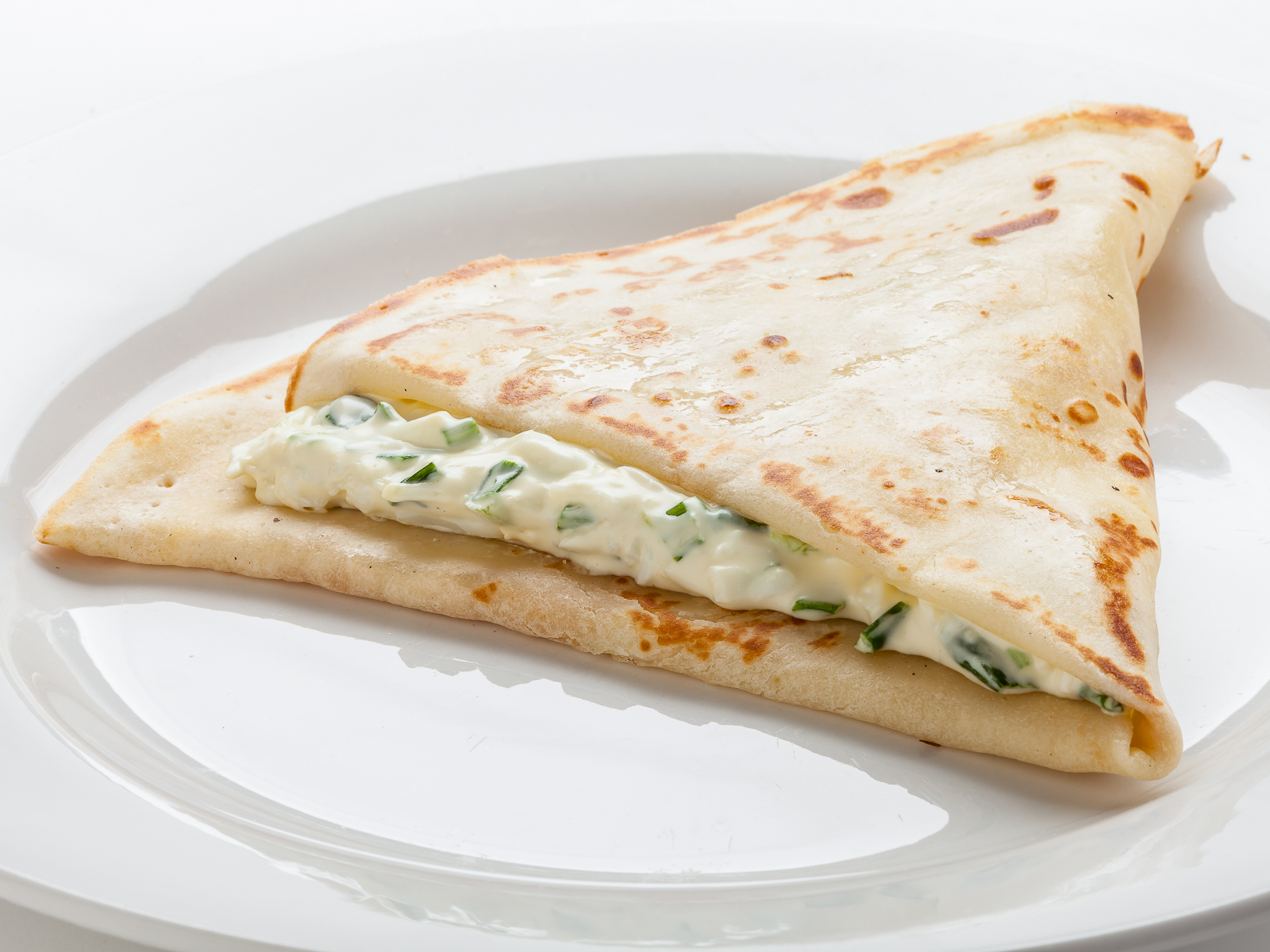 Блин с зеленым луком и яйцом