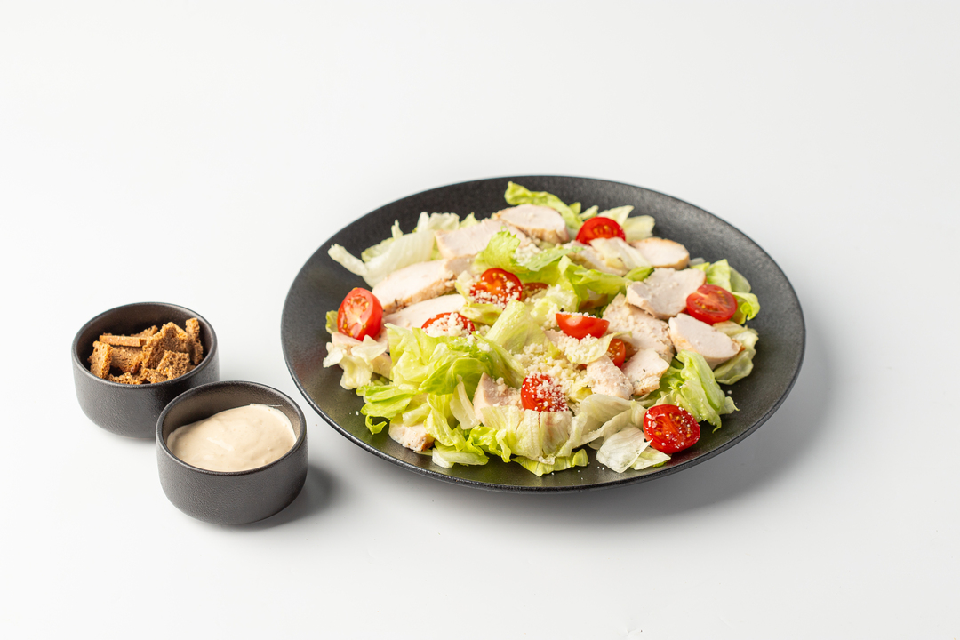 

Большая порция салата Цезарь с курицей 510 г