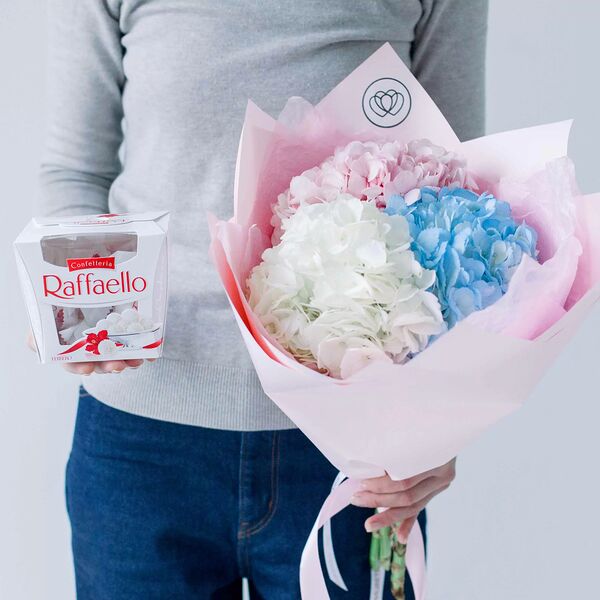 Букет из 3 гортензии нежный микс в розовой пленке + Rafaello