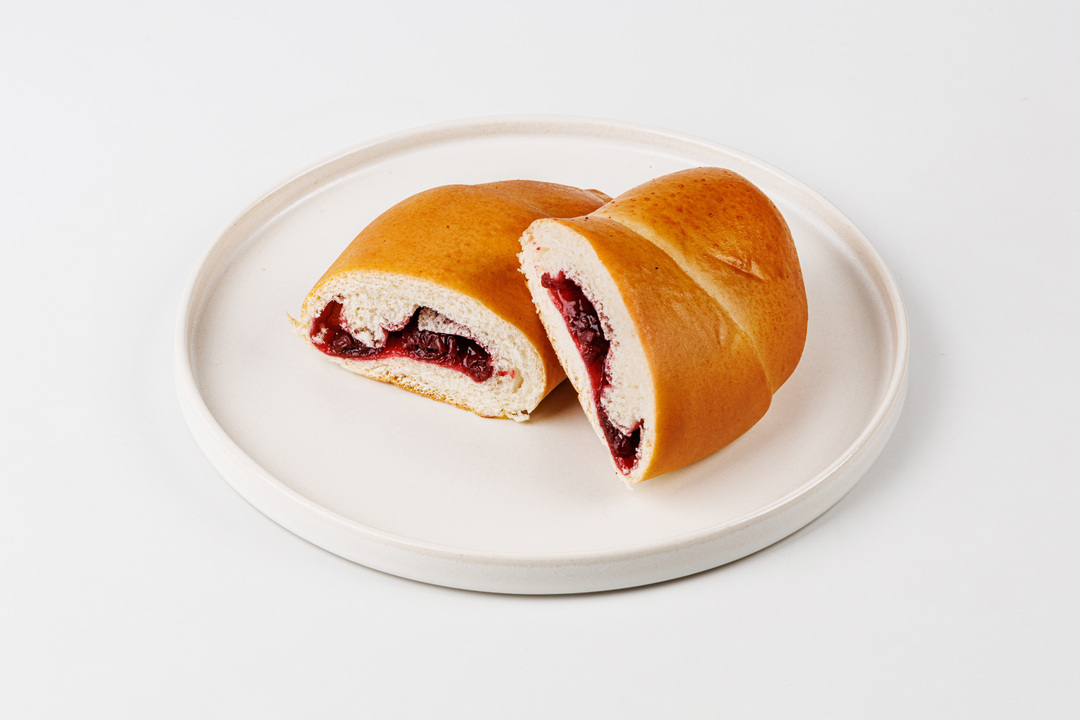 

Рогалик ВкусВилл сдобный с вишневой начинкой 80 г