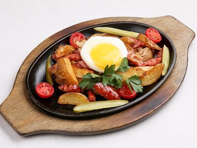 Альпийская сковородка с колбасками