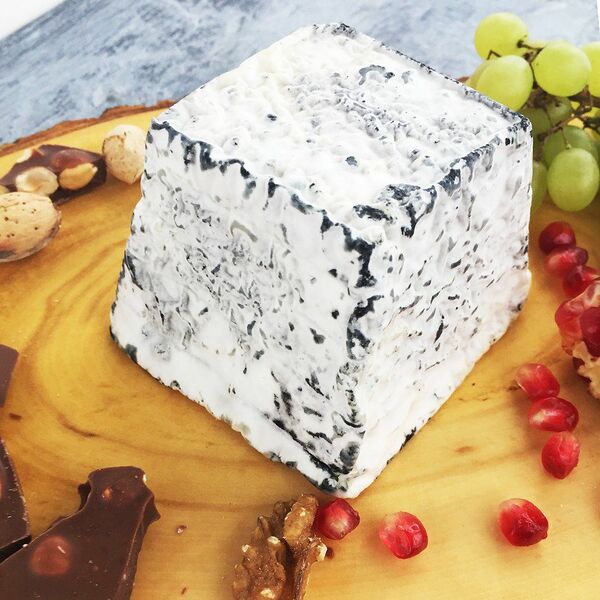 ВАЛАНСЕ Мягкий сыр с белой плесенью  в золе из козьего молока на развес