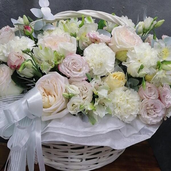 Корзина с цветами эустома