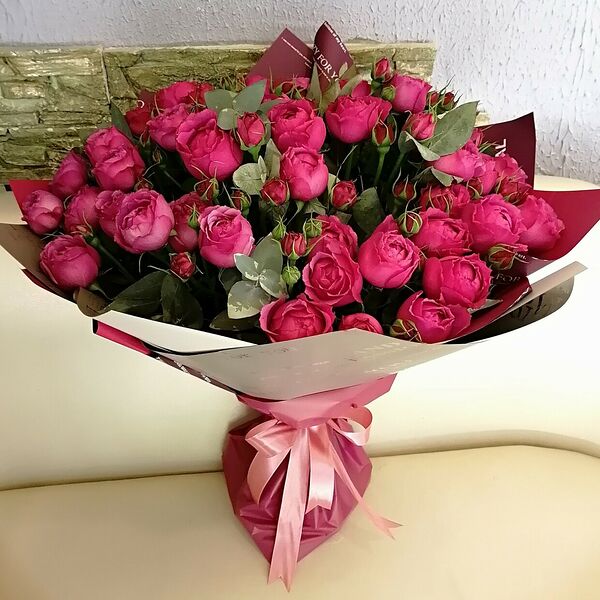 Яркий букет пионовидных роз