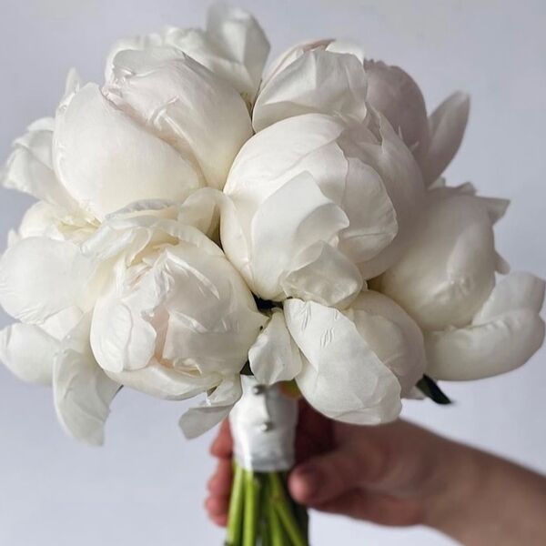 Свадебный букет из белых пионов