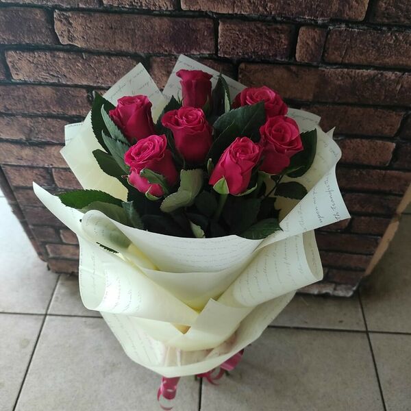 7 Алых роз в дизайнерской упаковке