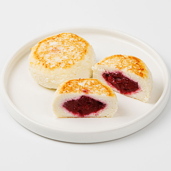 Сырники творожные с брусничной начинкой