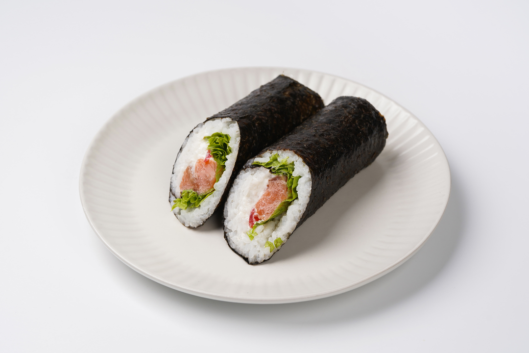 

Ролл нори с форелью и томатом