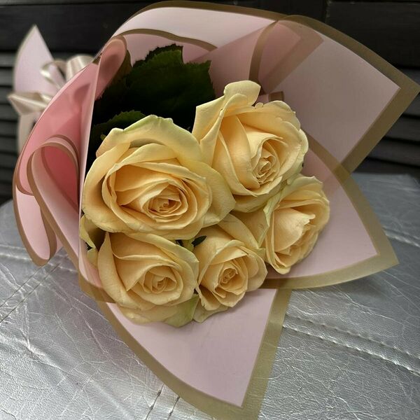 Букет из 5 персиковых роз 50 см в упаковке