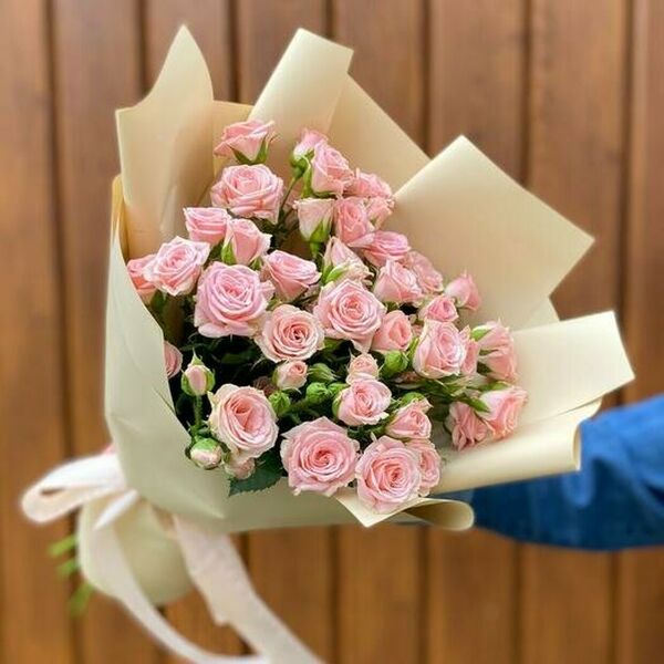 Розовые кустовые розочки в оформлении