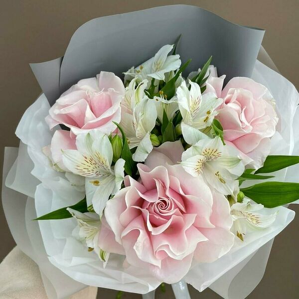 Букет из роз с Альстромерией