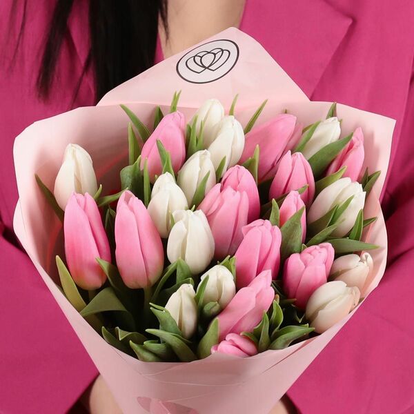 Букет из 25 белого и розового тюльпана