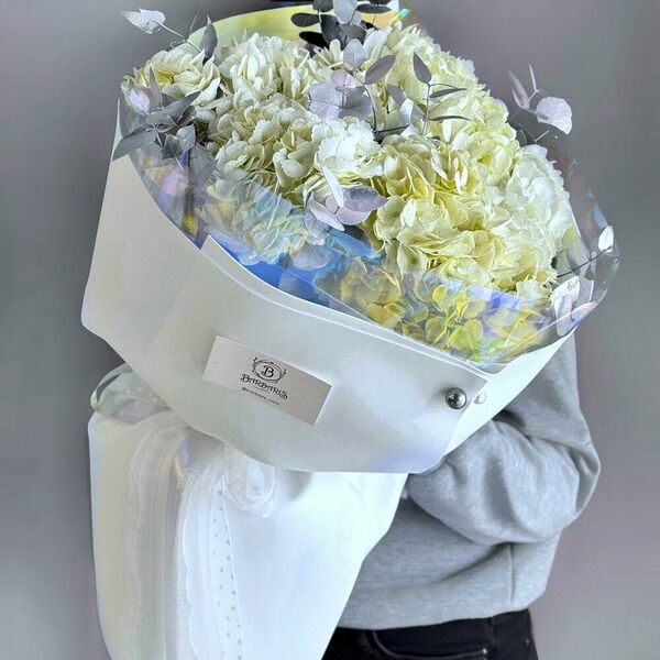 Белые гортензии с эвкалиптом в стильной упаковке