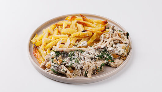 Картофель жареный со свининой и грибами в сметанном соусе