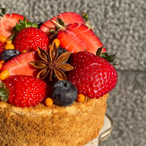 Медовый торт бенто с облепиховым кремом веганский