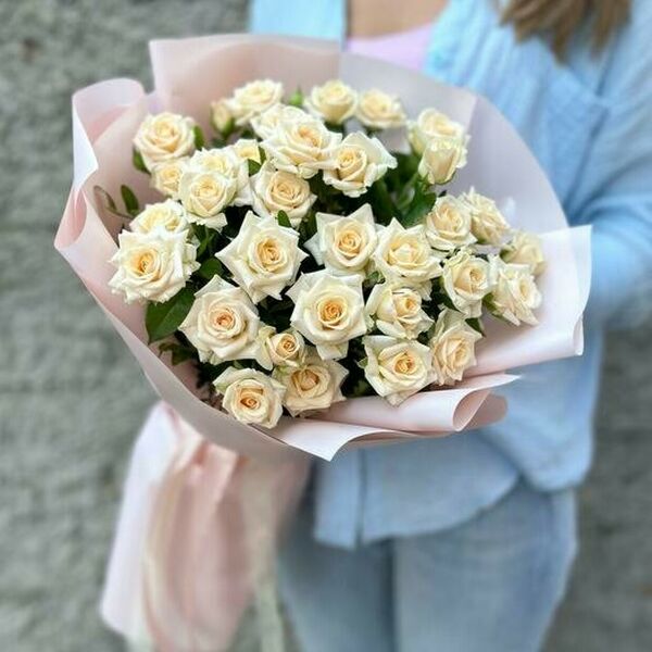 Нежный букет кустовых роз