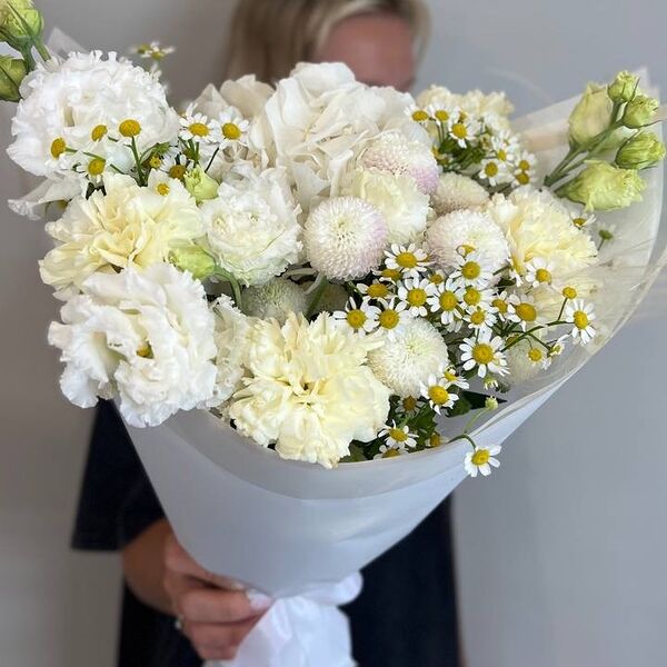 Букет с белой гортензией и эустомой