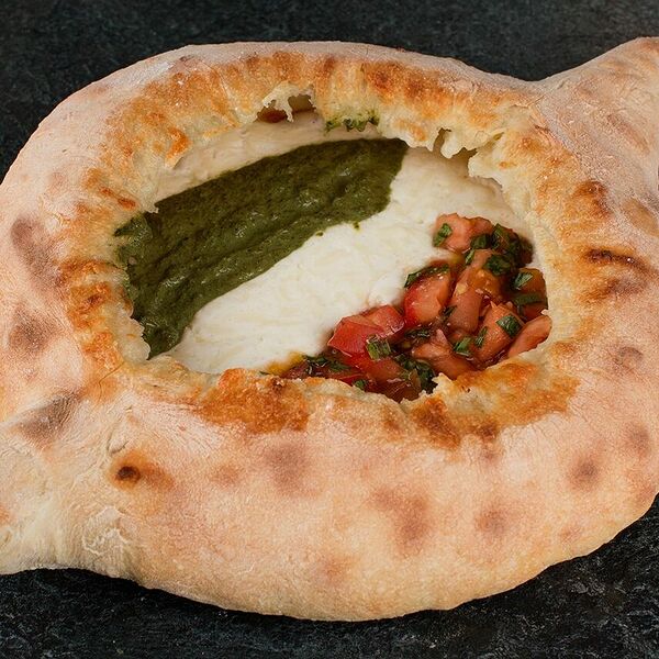 Аджарская лодочка с томатом, страчателлой и соусом песто XL