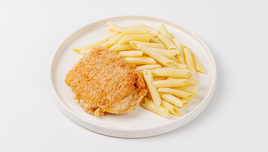 Шницель куриный в сырной панировке с макаронами