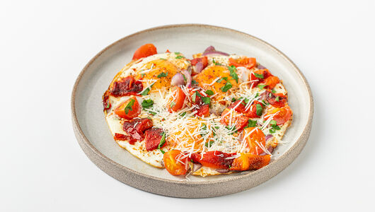 Овощная яичница с черри, сладким перцем и луком, 220г