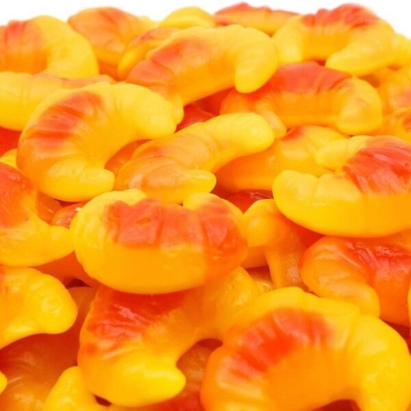 Сладкий круассан с клубничной начинкой