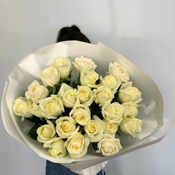 Нежный букет из ароматных белых роз