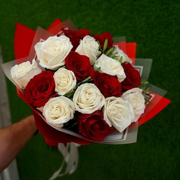 Розы белые и красные