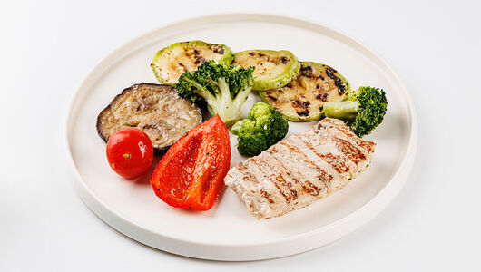 Стейк из индейки с овощами гриль и брокколи