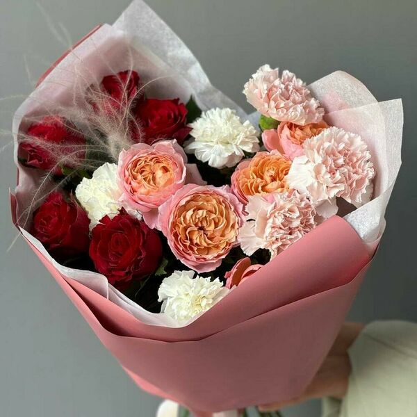 Яркий букет из кустовой розы с добавлением диантусов